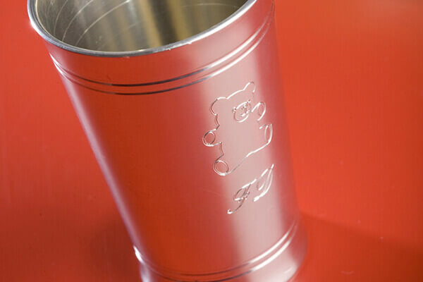 Grabado personalizacion vaso infantil metal cilindro
